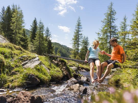 Wandern_PaarBach © NaturAktiv - Franz Gerdl (1)