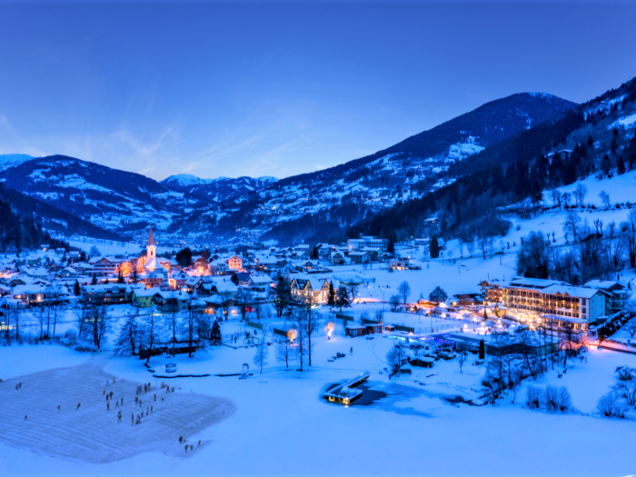 Brennseehof – Resort | Familie & Sport BSH_Winter_Nacht_Eislaufplatz_hell